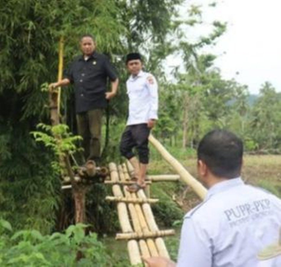 Wakil Ketua DPRD Provinsi Gorontalo, H. Drs. Ridwan Monoarfa, turun langsung melihat kondisi jembatan yang rusak (F:humas)