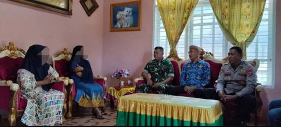 Aparat Kepolsiian dan Pemerintah Kecamatan dan Desa saat mendatangi rumah praktek dukun di Desa ilotidea Telaga.(F;Ist)
