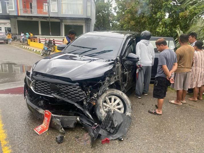 Kondisi mobil yang dituangi Ketua bawaslu rusak berat akibat benturan (F:ist)