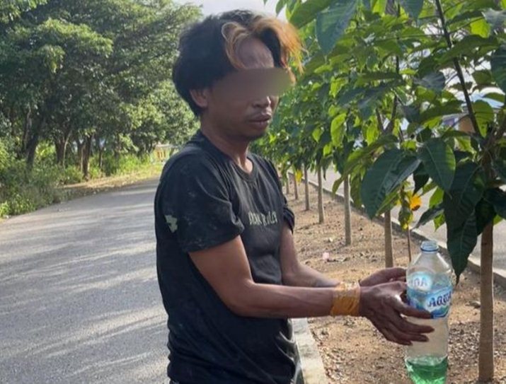Waria pelaku pembakaran saat diamankan Polisi (F:Ist)