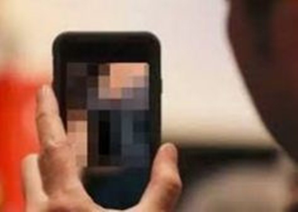 Sebuah video yang menunjukkan dua pelajar pria mempertontonkan   perilaku tak pantas viral di media sosial Gorontalo. (F:ist)