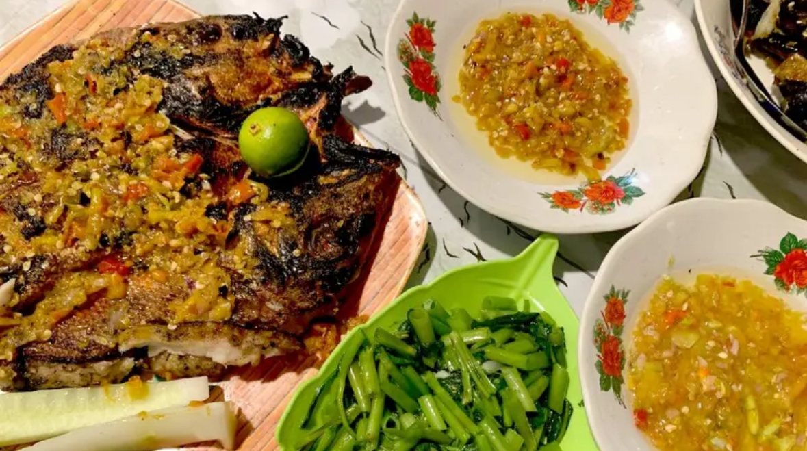 Kuliner ikan bakar kakap merah dengan sambal khas Gorontalo ini mudah ditemukan di berbagai rumah makan pesisir dan kedai-kedai sederhana di Kota Gorontalo
