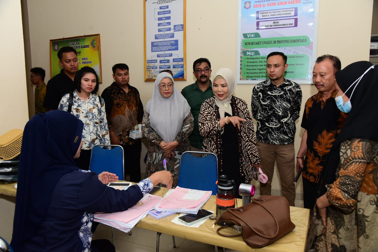 Wagub Gorontalo dan staf khusus dr. Trianto Bialangi meninjau  RS Ainun Habibie. Foto &ndash; Nova Diskominfotik