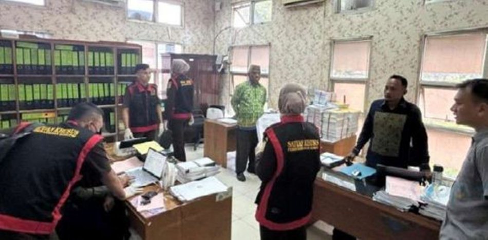 Kejaksaan Negeri Gorontalo Utara menggeledah kantor CV Nafa Karya Manado dan   Kantor Dinas PU Gorontalo Utara terkait dugaan korupsi masjid.(F:Ist)