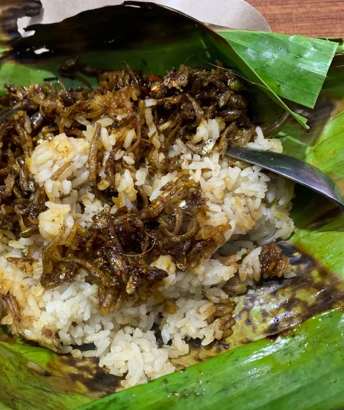 Nasi bakar teri telah lama dikenal masyarakat sebagai sajian khas yang biasa disajikan kapan saja. (Arfandi Ibrahim/Liputan6.com)