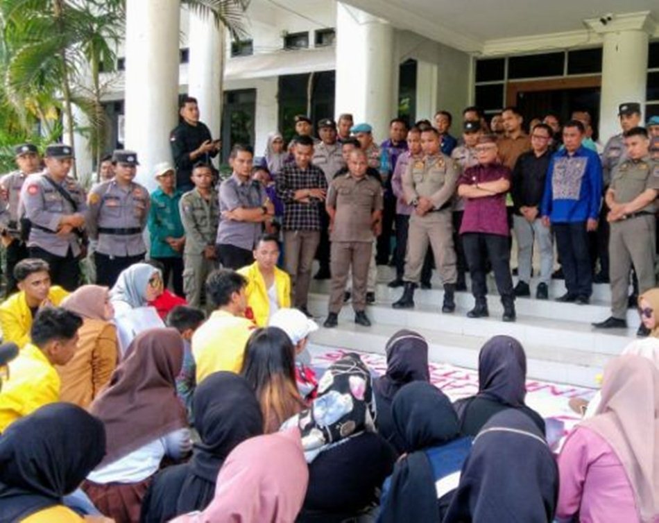 Bupati Gorontalo, Sofyan  Puhi, turun langsung menemui massa aksi dari  mahasiswa dan masyarakat.(F:Ist)