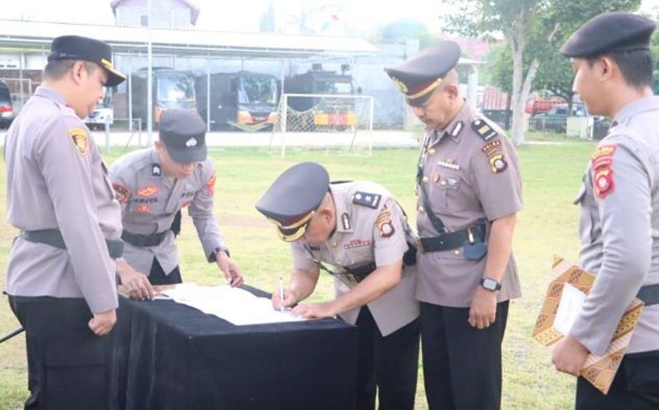 Polres) Boalemo melaksanakan upacara serah terima   jabatan (sertijab) sejumlah pejabat di jajarannya.(F:hms-Pol)