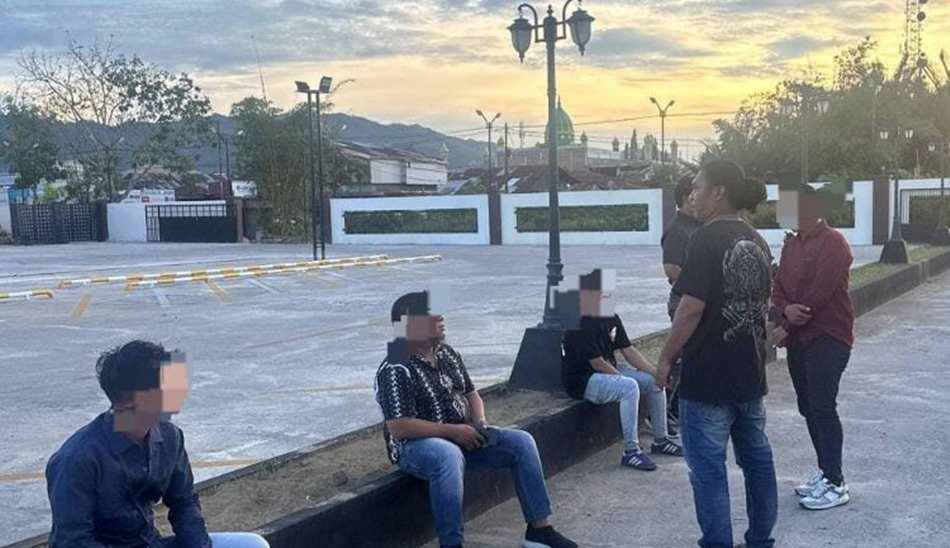 pengamanan tujuh orang debt collector yang terlibat dalam   aksi penarikan kendaraan secara paksa di Kota Gorontalo.(F:hms-pol)