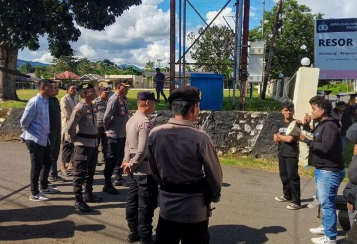 Aliansi Mahasiswa Peduli Aturan Di Wilayah   Kabupaten Boalemo melakukan aksi demo di depan Polres Boalemo.(F:ist)