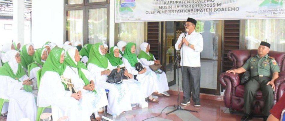 Bupati Boalemo Rum Pagau saat memberikan sambutan pada kegiatan Doa syukuran   dalam rangka pemberangkatan Jamaah Calon Haji (JCH) asal Kabupaten Boalemo untuk musim haji 1446 Hijriah. ( Foto : Dok.