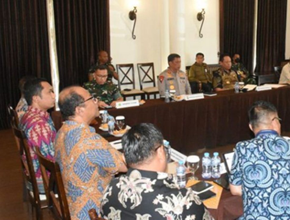 Dalam rapat koordinasi bersama Forkopimda,  Kapolda  menyampaikan bahwa pengamanan  pertambangan tidak hanya dilakukan dengan pendekatan represif. (F: hms-pol)