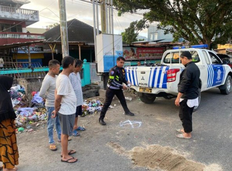 Satuan Lalu-lintas Polresta Gorontalo Kota melakukan olah TKP   (tempat kejadian perkara) kecelakaan lalu lintas (laka lantas) yang mengakibatkan seorang  lelaki meninggal dunia .(F:hms-pol)