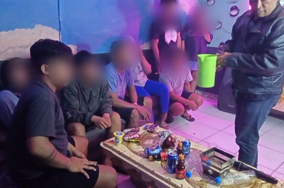 operasi tersebut, sebanyak sembilan warga terjaring di dua titik berbeda, yakni di kos-kosan dan tempat hiburan karaoke.(F:dok.Satpol)