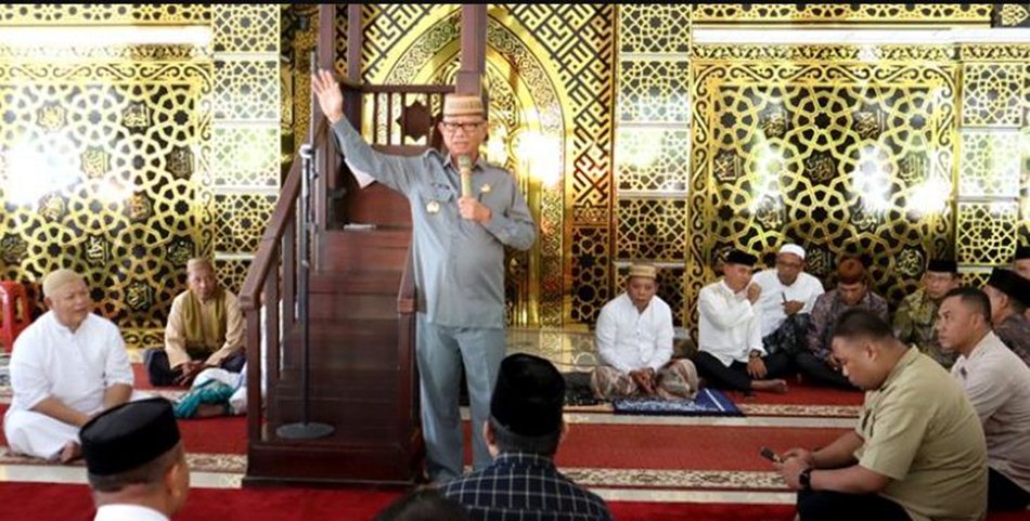 Bupati Ismet Mile didampingi Wakil Bupati Risman Tolingguhu dan Sekda Iwan   Mustapa menegaskan akan mengembalikan status Masjid Al-Marhamah Suwawa menjadi   Masjid Agung Kabupaten Bonebol  (F.AKP)