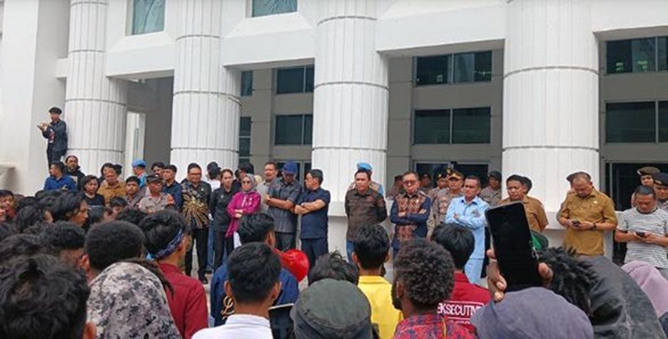 Ratusan mahasiswa dari berbagai kampus   yang tergabung dalam Aliansi BEM dan Cipayung Plus Menggugat, menggelar   demonstrasi besar di depan Gedung DPRD Provinsi Gorontalo.(F:Ist)