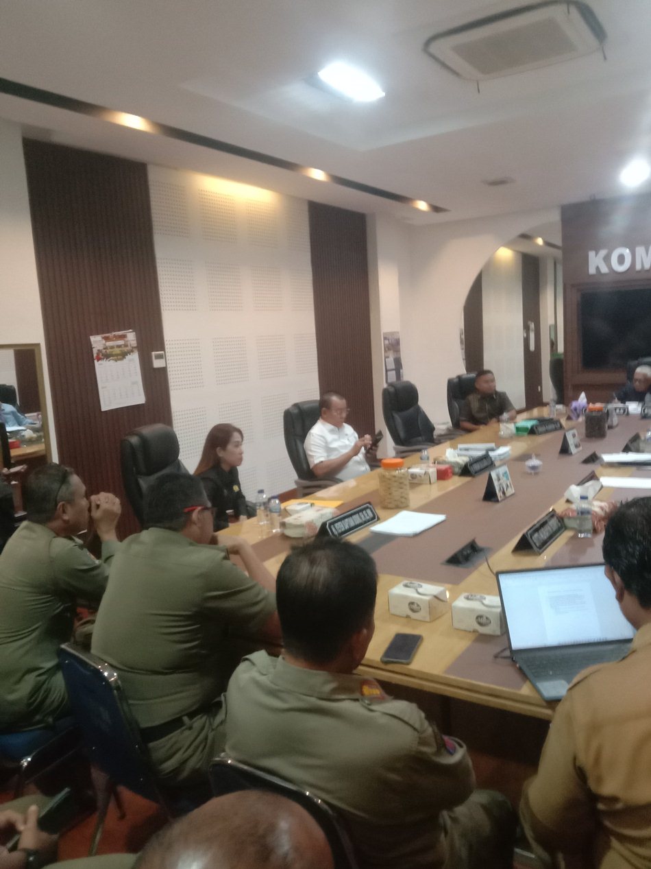 Komisi I DPRD Provinsi Gorontalo saa rapat lerja dengan mitra kerja Satpol PP (F: Gp-jp)