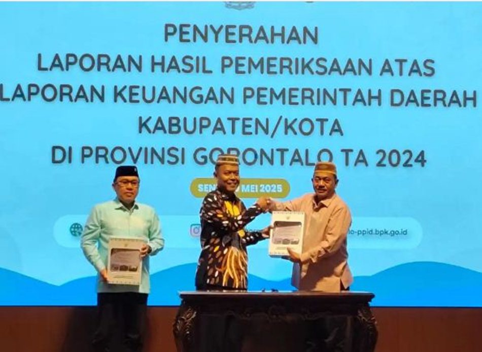 Penyerahan opini WTP dilakukan oleh Kepala BPK RI Perwakilan Gorontalo, Hery Purwanto, kepada Bupati Drs. Rum Pagau dan Ketua DPRD Boalemo, Karyawan Eka Putra Noho. (F:ist)