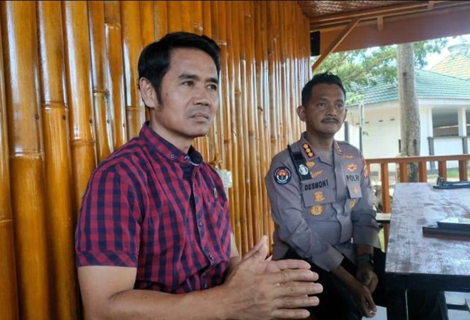 Direktur Reserse Narkoba Polda Gorontalo, Kombes Pol Tulus Sinaga didampingi Kabidumas Polda Gorontalo.((F: hms-Pol)