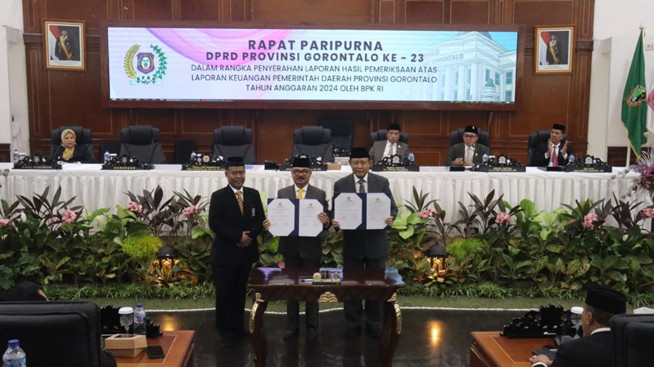 Kepala BPK Perwakilan Gorontalo, Hery Purwanto,   menyerahkan Laporan Hasil  Pemeriksaan (LHP) atas LKPD 2024 dan IHPD kepada   Ketua DPRD serta Gubernur Gorontalo, Gusnar Ismail.(F: H umas)