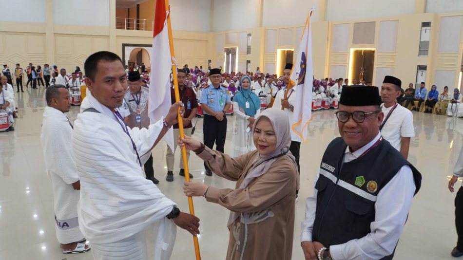 jemaah haji yang tergabung dalam Kelompok Terbang (Kloter) 30 UPG resmi diberangkatkan ke Tanah Suci.F:Kemenag)