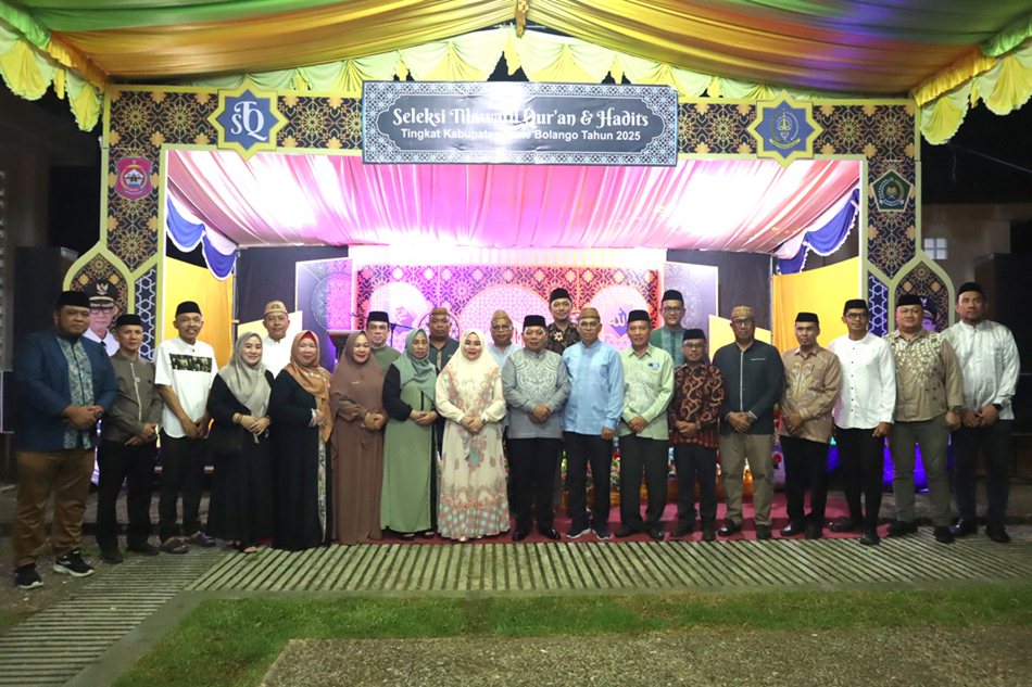 Wabup Risman Tolingguhu saat membuka secara resmi pelaksanaan STQH ke-XI tingkat   Kabupaten Bone Bolango tahun 2025, di Pelataran Masjid Baitul Haq Islamic Center Bone Bolango. (F.AKP)