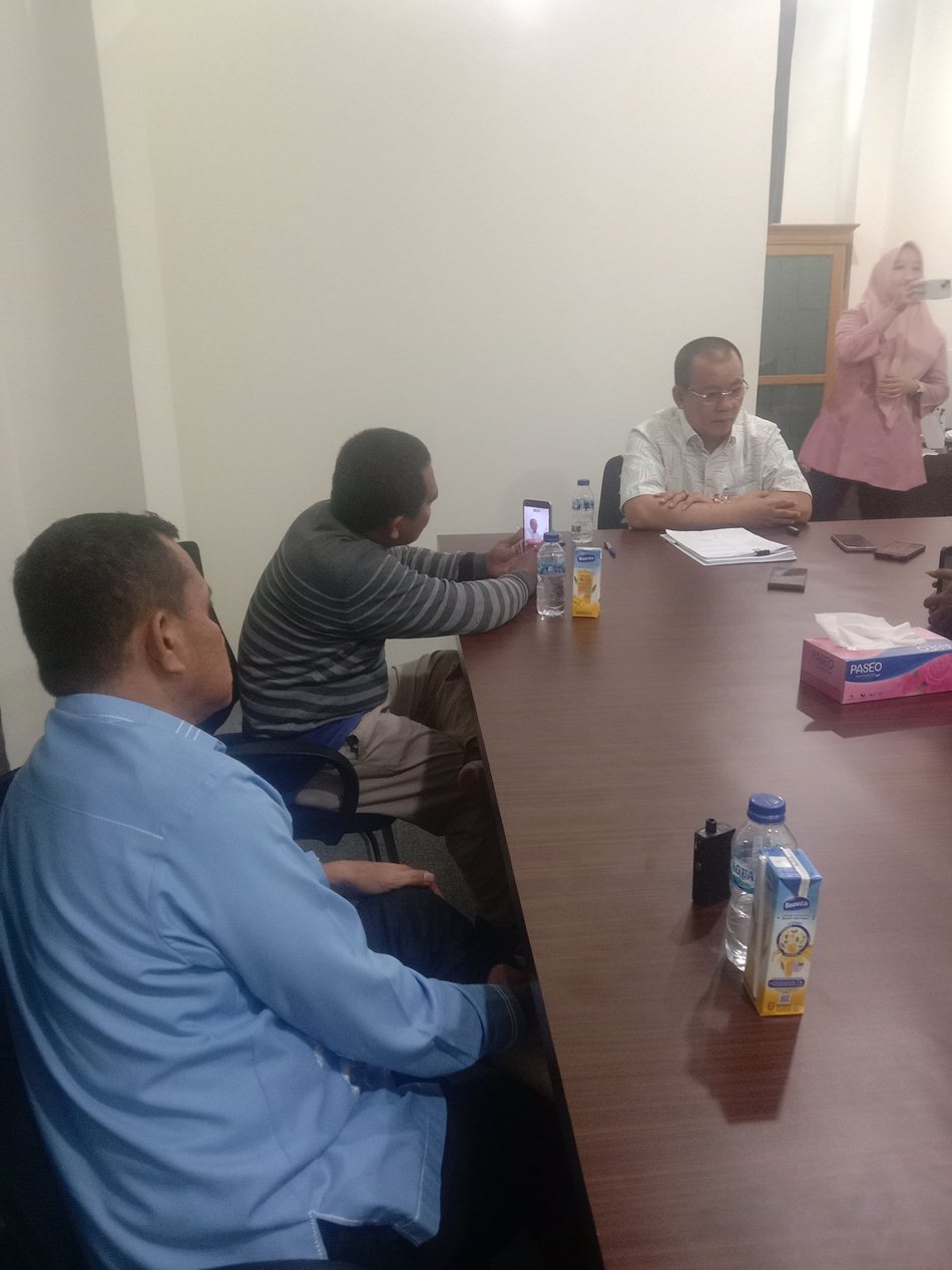 Ketua  BK DPRD Gorontalo, Fikram Salilama, didampingi anggota BK Ekwan Amad.(F:GP)
