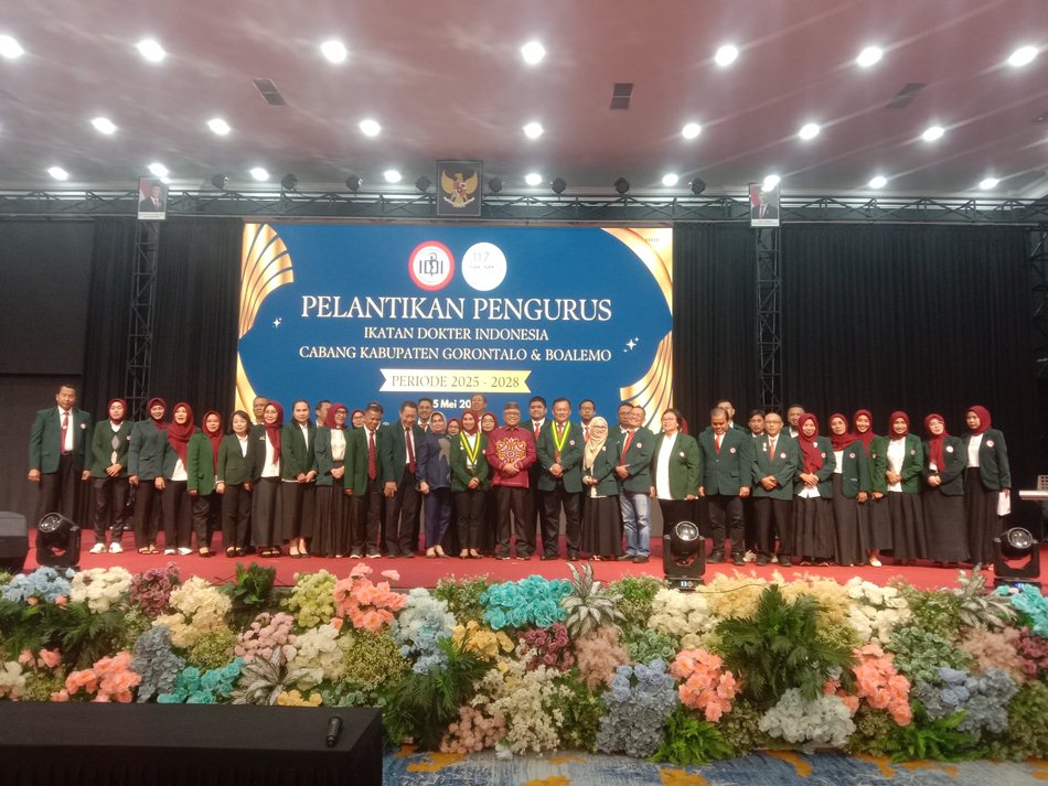 Foto bersama Bupati Gorontalo, Sofyan Puhi bersama pengurus IDI Kabupaten Gorontalo.(F:GP-jp)