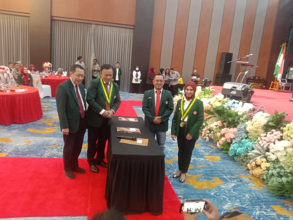 Seraterimah jabatan ketua IDI Kabupaten Gorontalo dari dr. Irawan Huntoyungo kepada dr. Jeinfer Rivian Lestyorini Bobihoe disaksikan Keua IDI wilayah Gorontalo, dr. A.R  Mohammad (F:Gp-jp)