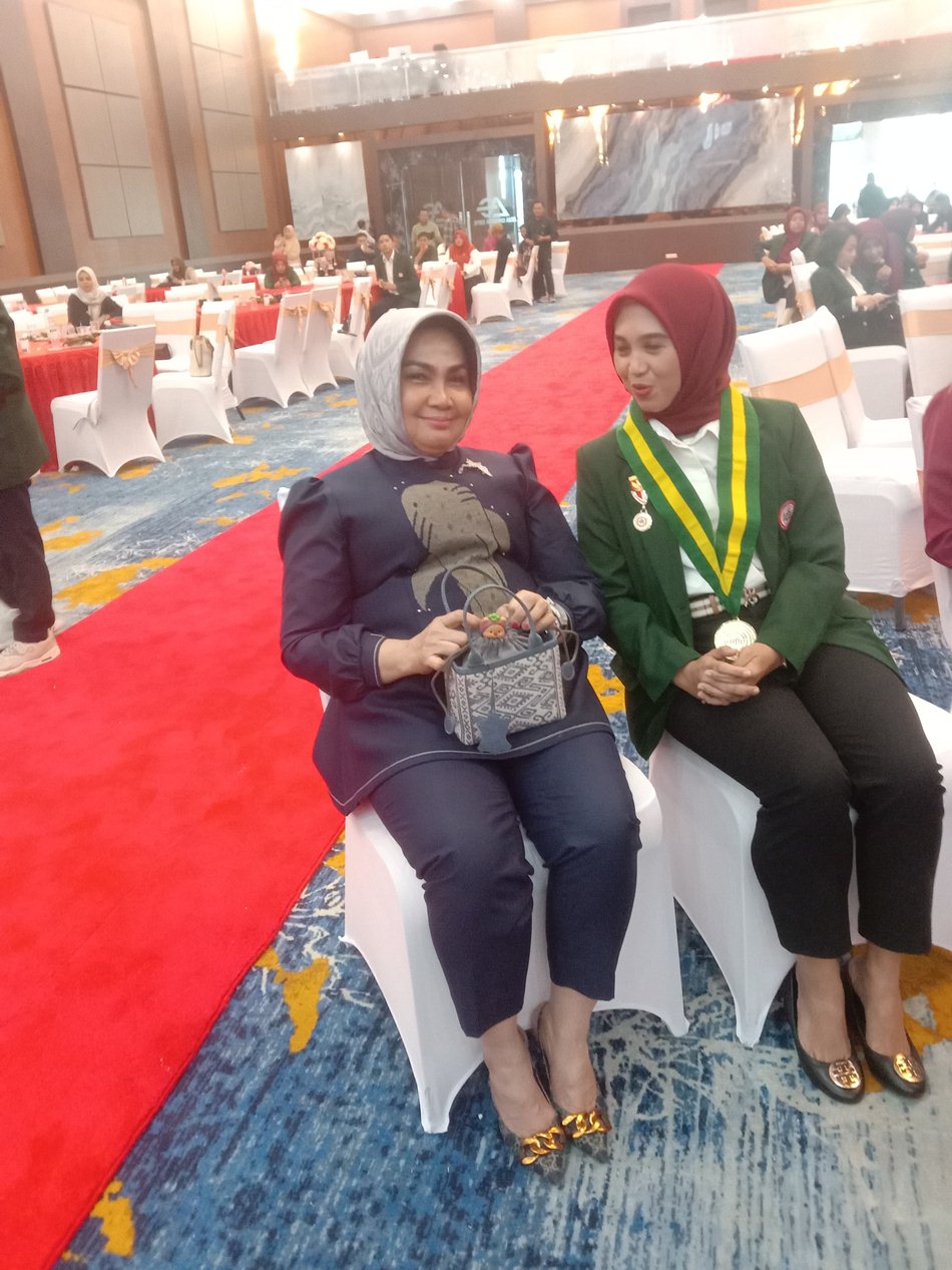 Senator DPD RI asal Gorontalo, Rahmijati Jahja saat berbincang dengan Ketua IDI   Kabupaten Gorontalo yang baru dilantik, dr. Jeinfer Rivian Lestyorini Bobihoe.(F: Gp-jp)