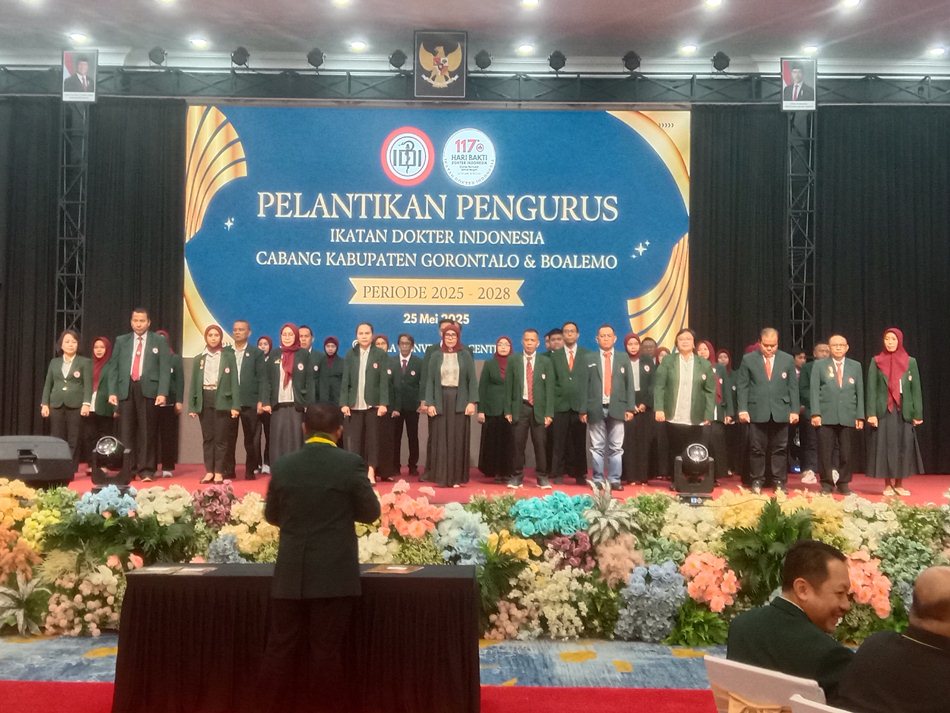 Ketua IDI Wilayah Gorontalo, dr. A.R Mohammad saat melantik pengurus IDI Kabupaten Gorontalo (F:Gp)