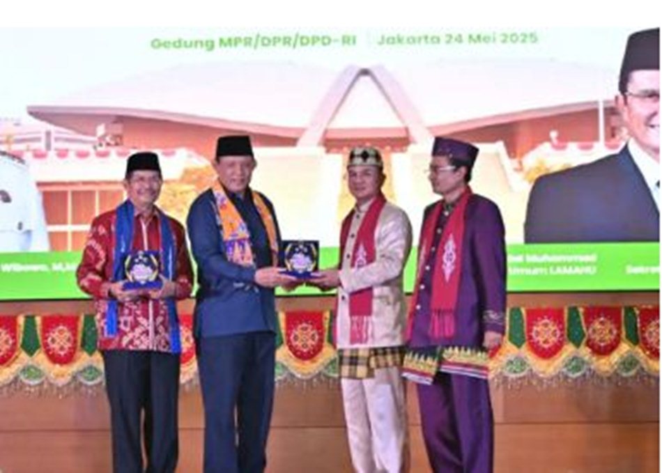 Gubernur Gorontalo, Gusnar Ismail memberikan cenderamata kepada Sekretaris Daerah Provinsi DKI Jakarta, Marullah Matali dalam acara Halalbihalal Nasional Lamahu.(F:Ist
