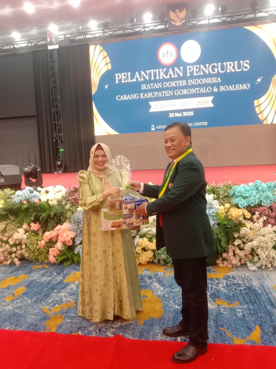 Kepala Dinas Kesehatan Kabupaten Boalemo, dr. Sutriyani Lumula saat menerima cendra mata dari Ketua IDI Provinsi Gorontalo, dr. A.R Mohammad, Sp.PD, Finasim.(F:Gp)