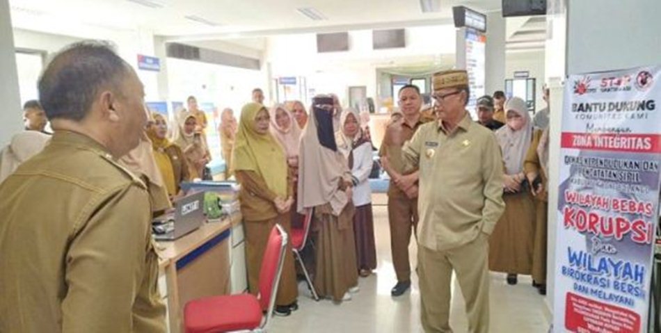 Bupati Ismet Mile saat melakukan Sidak di Mall Pelayanan Publik (MPP) khususnya di   loket pelayanan Dinas Kependudukan dan Pencatatan Sipil (Disdukcapil). (F.AKP)