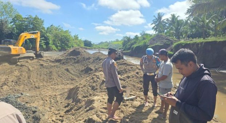 Para pekerja tambang emas melakukan aktivitas penambangan dengan cara   menggunakan mesin Jet Alkon dan Alat Berat (Excavator).(F: hms-pol)
