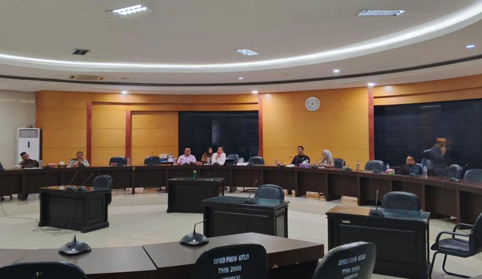 Panitia Khusus (Pansus) Kelapa Sawit DPRD Provinsi Gorontalo menggelar rapat kerja bersama pengurus Koperasi Palma Mandiri Sejahtera.(F:ist)