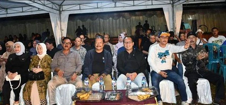 Bupati Boalemo, Drs. Rum Pagau bersama Wakil Bupati Lahmuddin Hambali bersama 2   tokoh arsitek kebanggaan Indonesia Prof. Yorri Antar dan Prof. Moh.  Ramdhan Pomanto (f.dok.pimpinan)