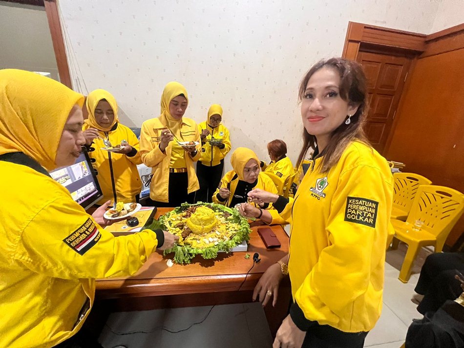 Ketua KPPG Provinsi Gorontalo, Yeyen Sidiki bersama pengurus saat melaksanakan pemotongan  tumpeng yang  berlang sung  serent ak dalam rangkaian perayaan HUT ke-23 KPPG.(F:dok KPPG).