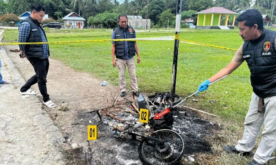 Polisi saat melakukan olah KPT preman rampas dan bakar motor pedagang Es krim .(F:hms-Pol)
