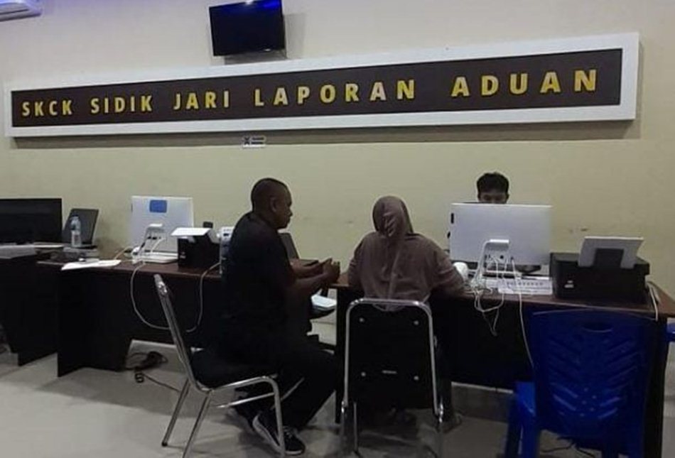Mahasiswi korban kekerasan seksual saat melapor di Polres Bone Bolanggo.(F:hms-Pol)