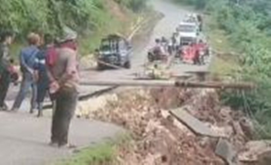 Tiangnya roboh tepat di badan jalan. Warga tidak bisa lewat. (F:;Ist)