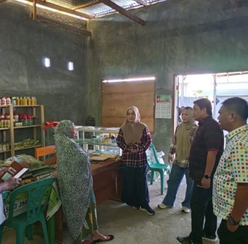 Komisi II DPRD Provinsi  Gorontalo melakukan kunjungan   langsung ke Kios Pupuk Bersubsidi Karya Tani di Desa  Popodu, Kecamatan Bulango Timur.(F:Humas)