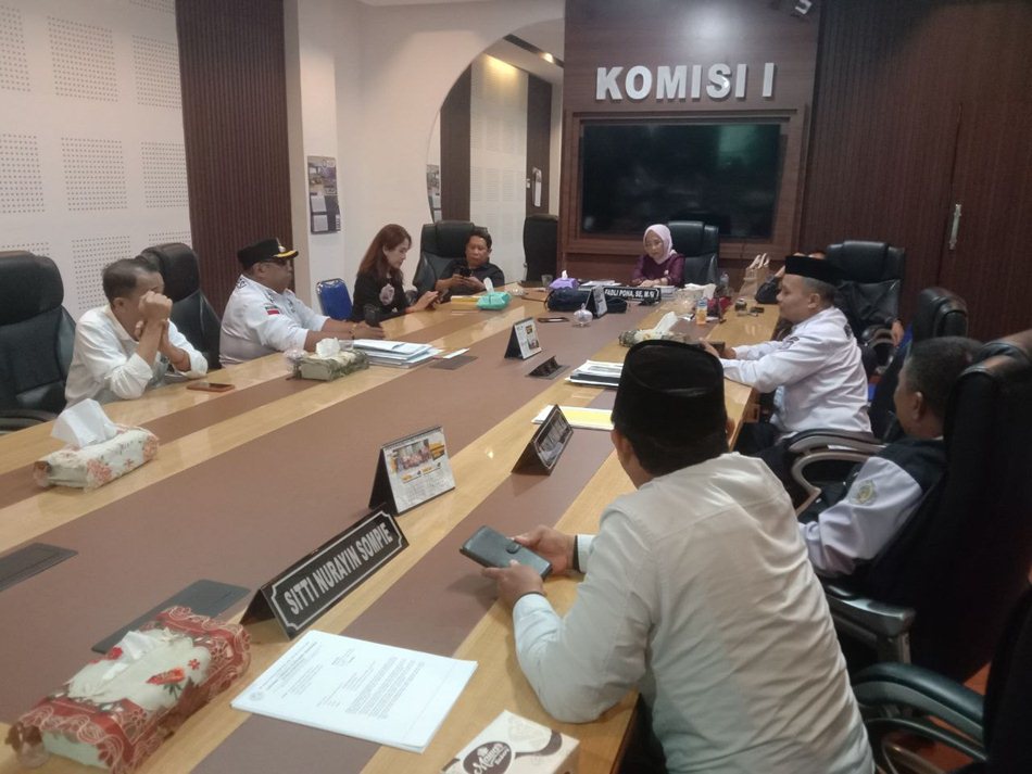 Yeyen Sidiki, legislator dari Partai Golkar saa menerima aspirasi Hasi Jamalu, mantan Kepala Desa Ulanda.F:Ist)