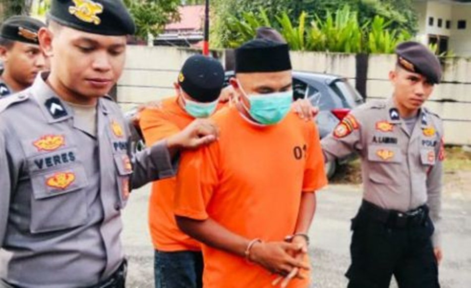 Pelaku berinisial IB dan IS saat dihadirkan dalam konference pers Polres Bone Bolano (F: hms-Pol)