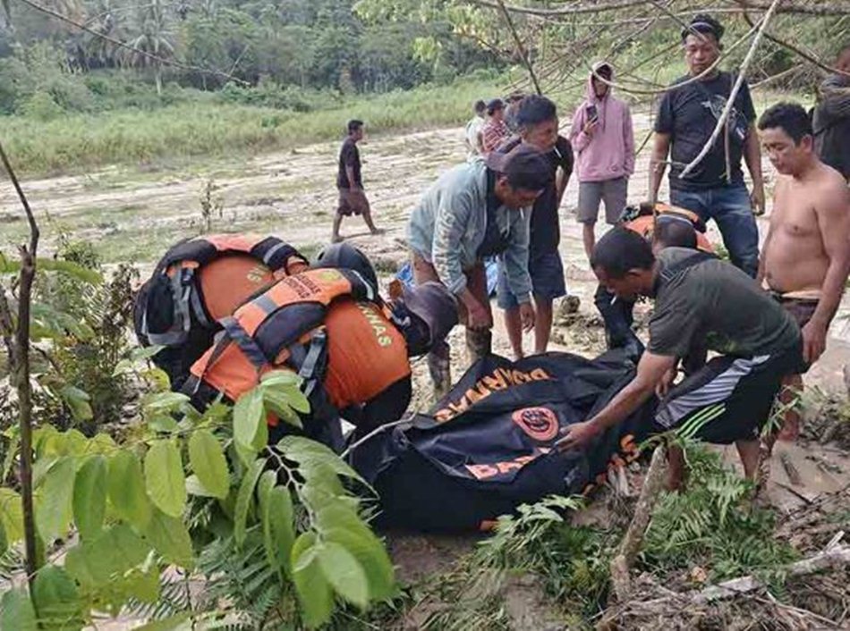Evakuasi  dua korban penambang yang sempat dilaporkan hilang akhirnya ditemukan dalam kondisi tidak bernyawa.(F:SAR)