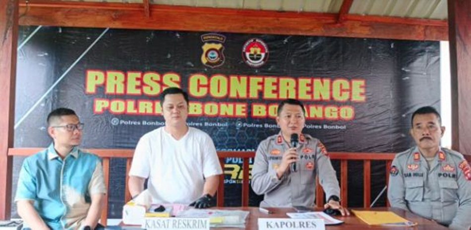 Konferensi Pers dipimpin Kapolres Bone Bolango, AKBP Supriantoro (F: hms-pol)