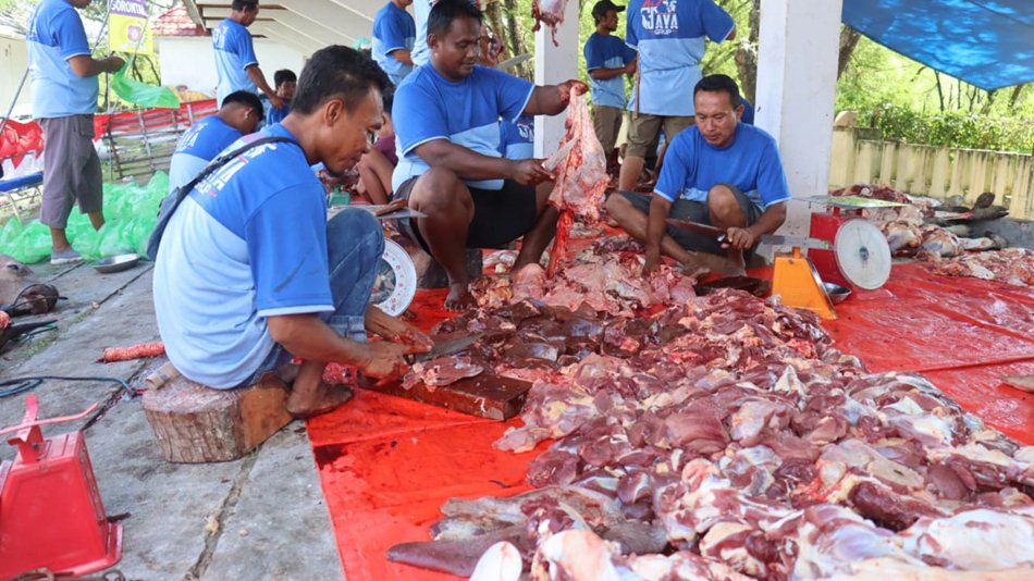 Sekretariat DPRD Provinsi Gorontalo melaksanakan pemotonan hewan kurban bertempat di halaman Masjid Jabbal Musyawarah, Kompleks Kantor DPRD.(F:humas)