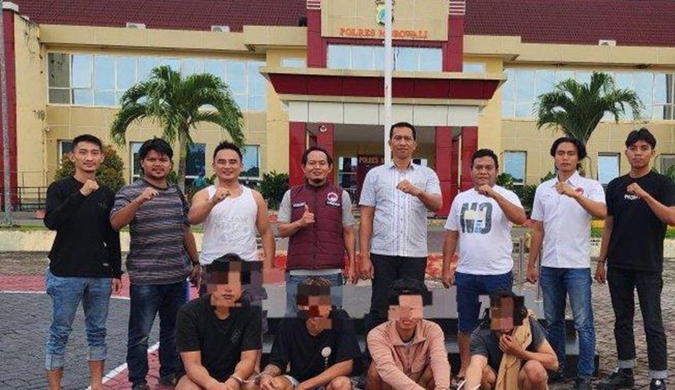 Empat pelaku jaringan peredaran narkoba antarwilayah saat diamankan Polisi (F:hms-Pol)