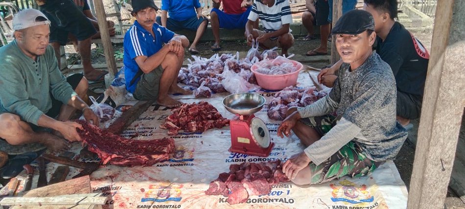 Distribusi daging kurban ditujukan untuk internal organisasi serta masyarakat sekitar yang membutuhkan (F : hmsKadin)