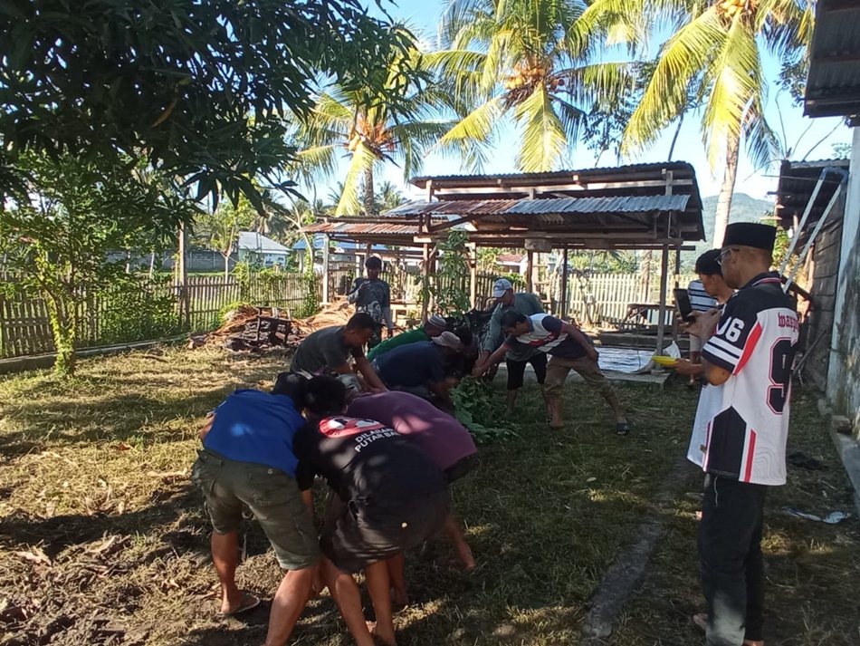 Muhalim Litty, Ketua KADIN Provinsi Gorontalo menyaksikan langsung pemotongan hewan kurban (F: hms Kadin)