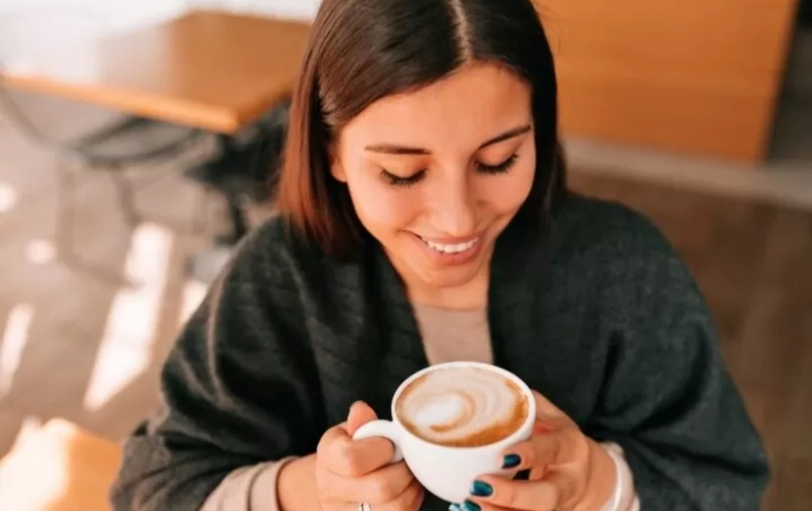 Ilustrasi seorang perempuan sedang minum kopi. (Freepik)